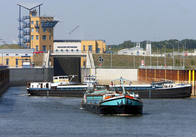 Binneschiffe bei Magdeburg