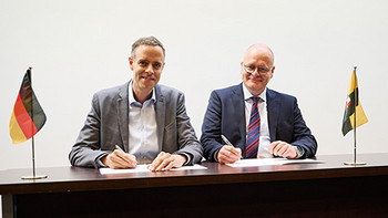 Bundes-CIO Markus Richter und Landes-CIO Bernd Schlömer bei der Unterzeichung der Absichtserklärung.
