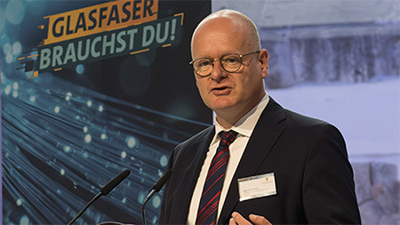 Staatssekretär Schlömer spricht beim Glasfasertag