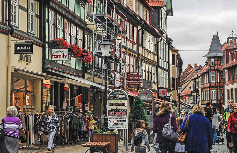 Buntes Treiben in der Altstadt von Wernigerode.
