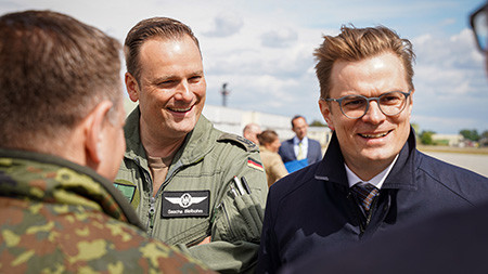 Staatssekretär Haller im Gespräch mit Bundeswehrsoldaten