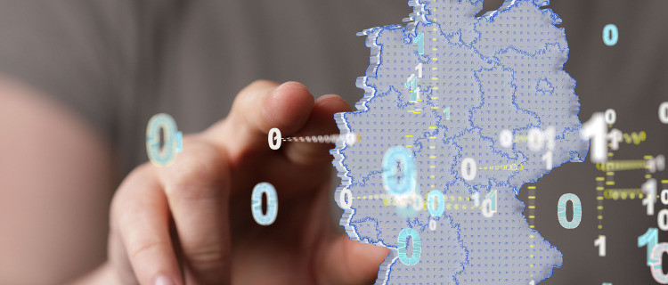 Person zeigt auf 3D-Deutschlandkarte mit Datenverbindung auf unscharfem Hintergrund