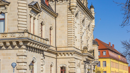 Fassade des historischen Standehauses in Merseburg