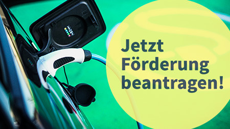 Das Bild zeigt ein Elektroautoauto an einer Ladesäule sowie eine Schriftzug mit dem Inhalt "jetzt Förderung beantragen"