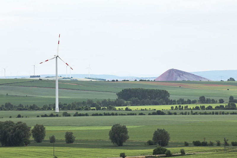 Agrarlandschaft mit Windkraftanlagen und Abraumhalde in Sachsen-Anhalt