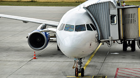 Passagierflugzeug auf Rollfeld während des Boardings