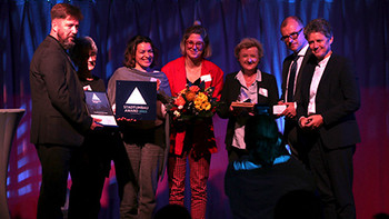 Die Preisträger des Stadtumbau Awards 2022 gemeinsam mit Infrastrukturministerin Hüskens (re.).