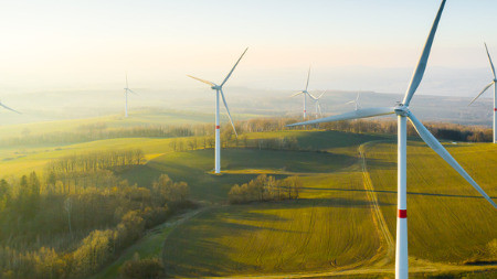 Panoramablick auf Windpark mit hohen Windkraftanlagen