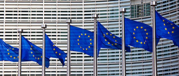 Europaflaggen vor dem Berlaymont-Gebäude, Sitz der Europäischen Kommission in Brüssel.